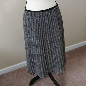 Pleated skirt NWOT white and black medium